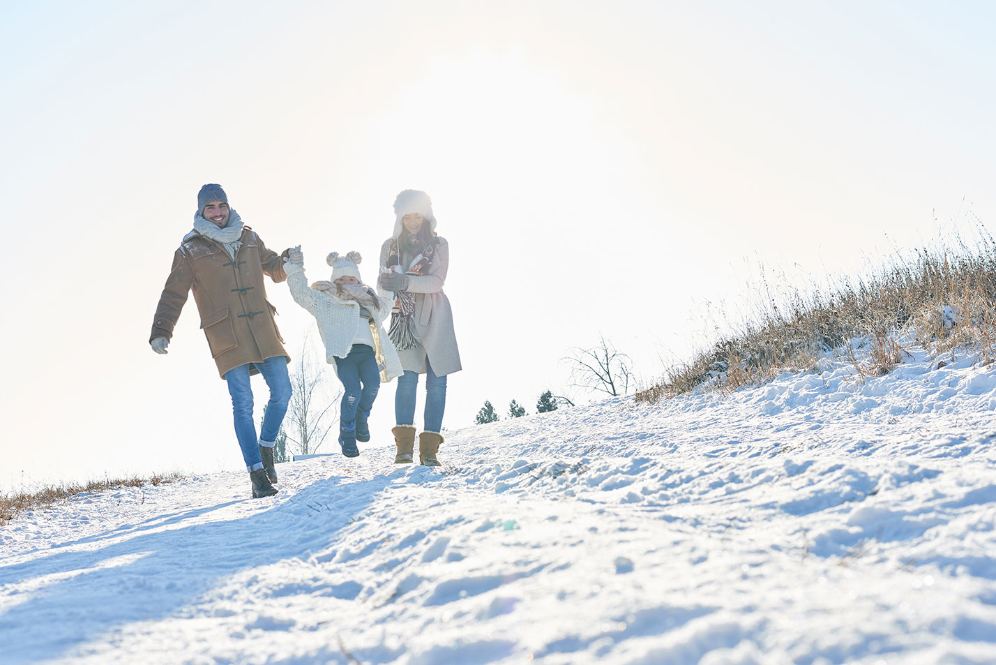 Familie geht im Schnee spazieren