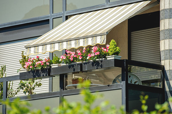 Markise als Sonnenschutz über einem Balkon